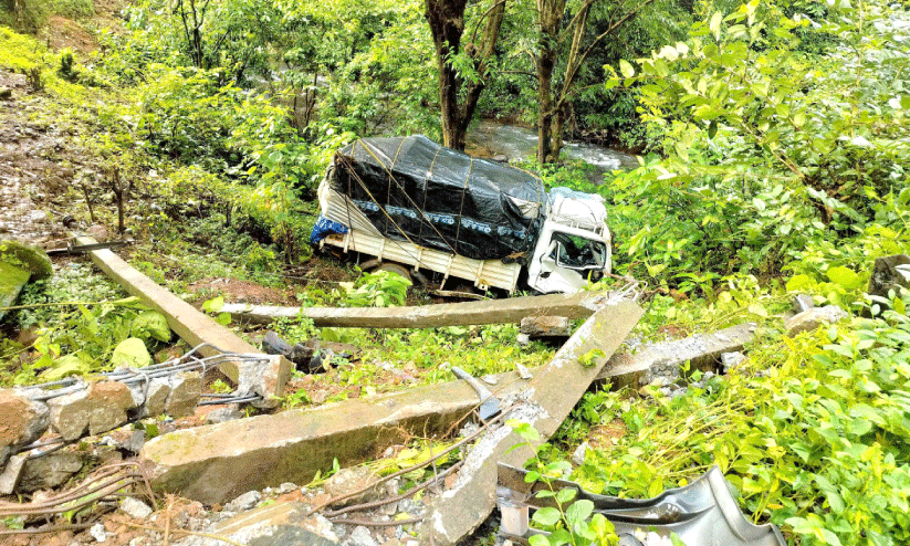 മാക്കൂട്ടം ചുരം പാതയിൽ വീണ്ടും അപകടം മാക്കൂട്ടം ചുരം പാതയിൽ വീണ്ടും അപകടം