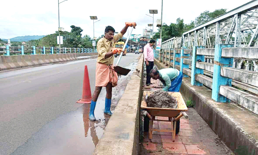 പൊതുമരാമത്ത് കാഴ്ചക്കാരായി; ഇരിട്ടി പാലം നഗരസഭ ശുചീകരണ തൊഴിലാളികൾ വൃത്തിയാക്കി