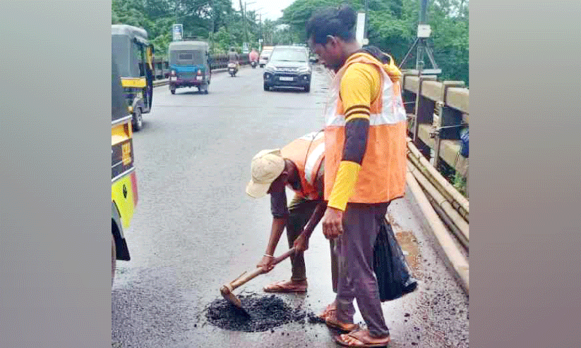 പെരുമ്പ പാലം തകർച്ചയിൽ; ‘കുഴിയടക്കൽ വഴിപാട്’ വീണ്ടും