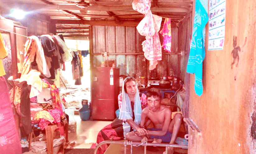 ദുരിതങ്ങളേ മാറിനിൽക്കൂ, അന്തിയുറങ്ങാൻ അവർക്കൊരു വീടുപോലുമില്ല ദുരിതങ്ങളേ മാറിനിൽക്കൂ, അന്തിയുറങ്ങാൻ അവർക്കൊരു വീടുപോലുമില്ല