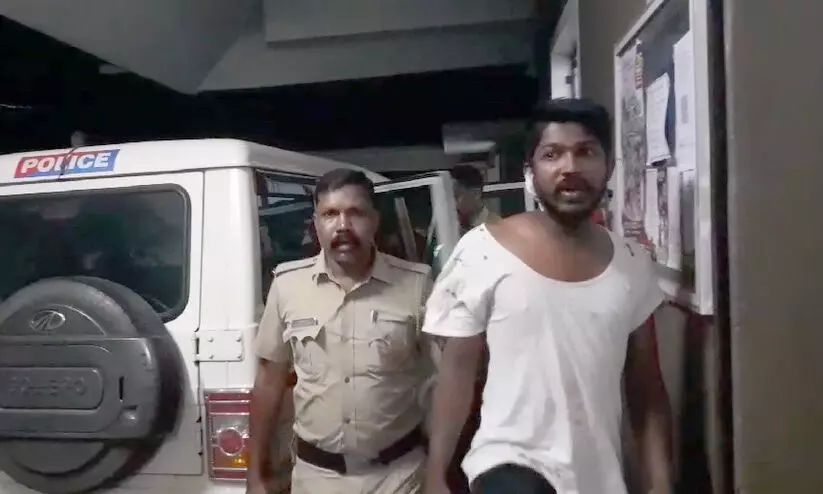 യുവാവിന്റെ വൃഷണം കടിച്ചു പറിച്ച് പൊലീസിനെ വെട്ടിച്ചു കടന്ന പ്രതി പിടിയിൽ യുവാവിന്റെ വൃഷണം കടിച്ചു പറിച്ച് പൊലീസിനെ വെട്ടിച്ചു കടന്ന പ്രതി പിടിയിൽ