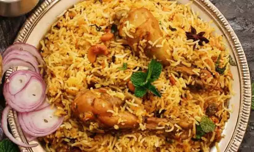 പൊലീസ് ഉദ്യോഗസ്ഥന് കഴിക്കാൻ വാങ്ങിയ ബിരിയാണിയിൽ ചത്ത പഴുതാര; തിരുവല്ലയിലെ ഹോട്ടൽ അടച്ചുപൂട്ടി പൊലീസ് ഉദ്യോഗസ്ഥന് കഴിക്കാൻ വാങ്ങിയ ബിരിയാണിയിൽ ചത്ത പഴുതാര; തിരുവല്ലയിലെ ഹോട്ടൽ അടച്ചുപൂട്ടി