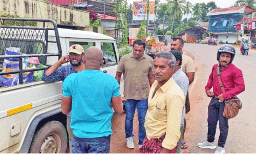 നവീകരിച്ച റോഡ് തകരുന്നത് തുടർക്കഥ; കുഴിയടക്കാൻ വന്ന കരാർ കമ്പനി ജീവനക്കാരെ നാട്ടുകാർ തടഞ്ഞു നവീകരിച്ച റോഡ് തകരുന്നത് തുടർക്കഥ; കുഴിയടക്കാൻ വന്ന കരാർ കമ്പനി ജീവനക്കാരെ നാട്ടുകാർ തടഞ്ഞു