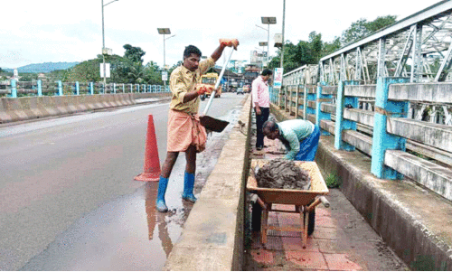 പൊതുമരാമത്ത് കാഴ്ചക്കാരായി; ഇരിട്ടി പാലം നഗരസഭ ശുചീകരണ തൊഴിലാളികൾ വൃത്തിയാക്കി