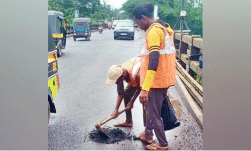 പെരുമ്പ പാലം തകർച്ചയിൽ; ‘കുഴിയടക്കൽ വഴിപാട്’ വീണ്ടും