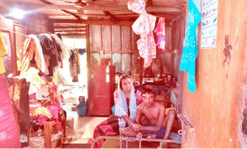 ദുരിതങ്ങളേ മാറിനിൽക്കൂ, അന്തിയുറങ്ങാൻ അവർക്കൊരു വീടുപോലുമില്ല ദുരിതങ്ങളേ മാറിനിൽക്കൂ, അന്തിയുറങ്ങാൻ അവർക്കൊരു വീടുപോലുമില്ല