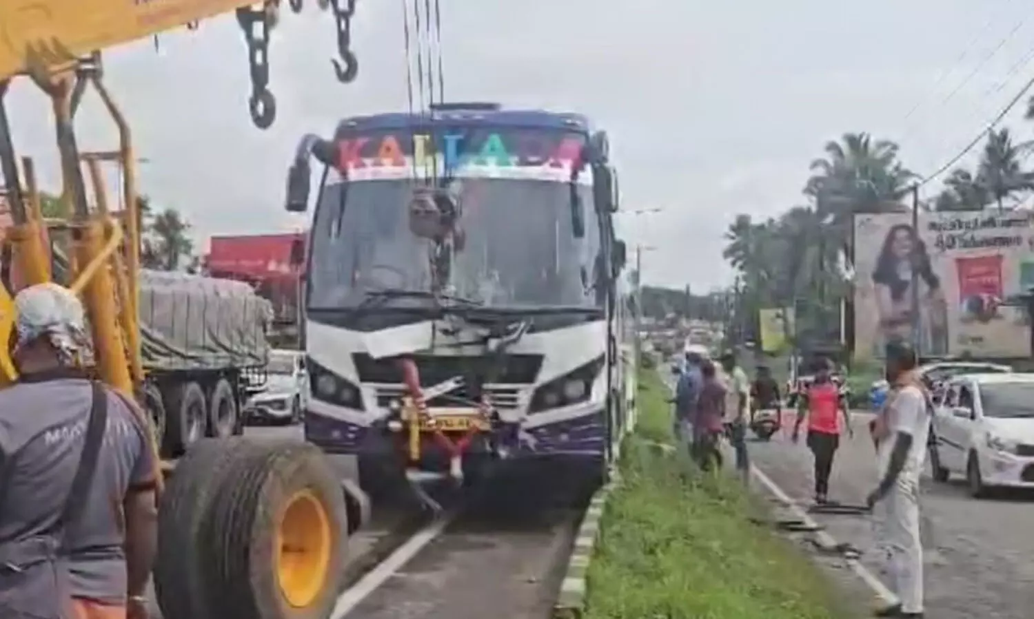 ബംഗളൂരുവിൽ നിന്ന് വരികയായിരുന്ന കല്ലട ബസ് നിയന്ത്രണംവിട്ട് മീഡിയനിൽ ഇടിച്ചുകയറി