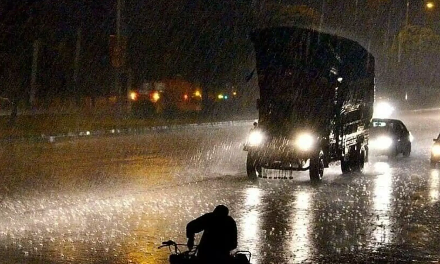 ശ്രീലങ്കക്ക് മുകളിൽ ചക്രവാതച്ചുഴി; കേരളത്തിൽ അഞ്ച് ദിവസം ഇടിമിന്നലോട് കൂടിയ ശക്തമായ മഴ