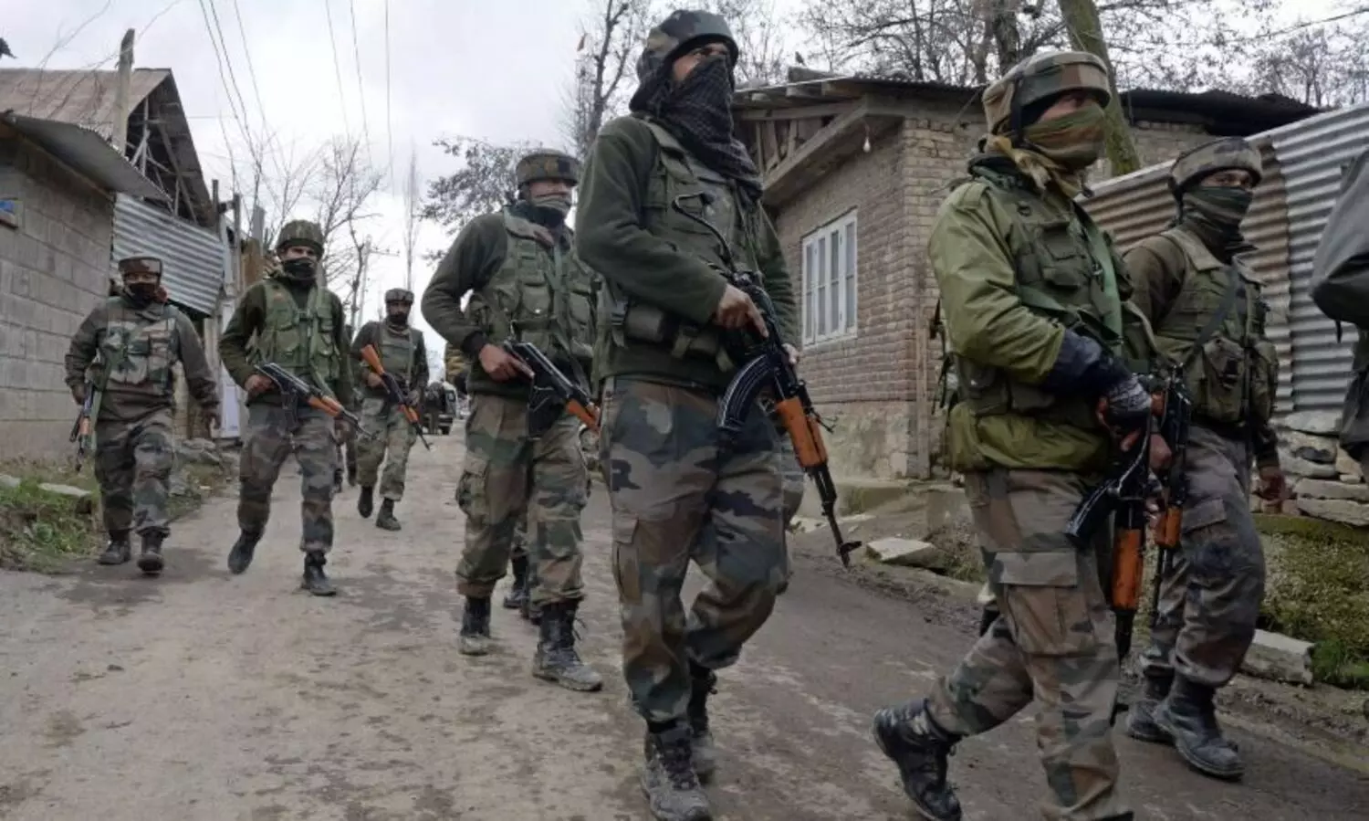 കശ്മീരിലെ അനന്ത്നാഗിൽ ഭീകരരുമായുള്ള ഏറ്റുമുട്ടലിൽ രണ്ട് സൈനികർക്ക് വീരമൃത്യു