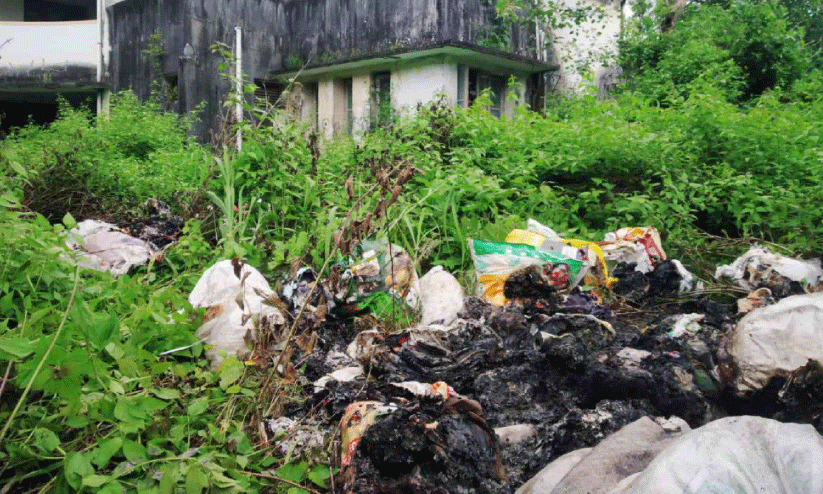 ഒഴിഞ്ഞ പറമ്പിൽ മാലിന്യം കത്തിക്കൽ; കാൽ ലക്ഷം പിഴ ചുമത്തി ഒഴിഞ്ഞ പറമ്പിൽ മാലിന്യം കത്തിക്കൽ; കാൽ ലക്ഷം പിഴ ചുമത്തി