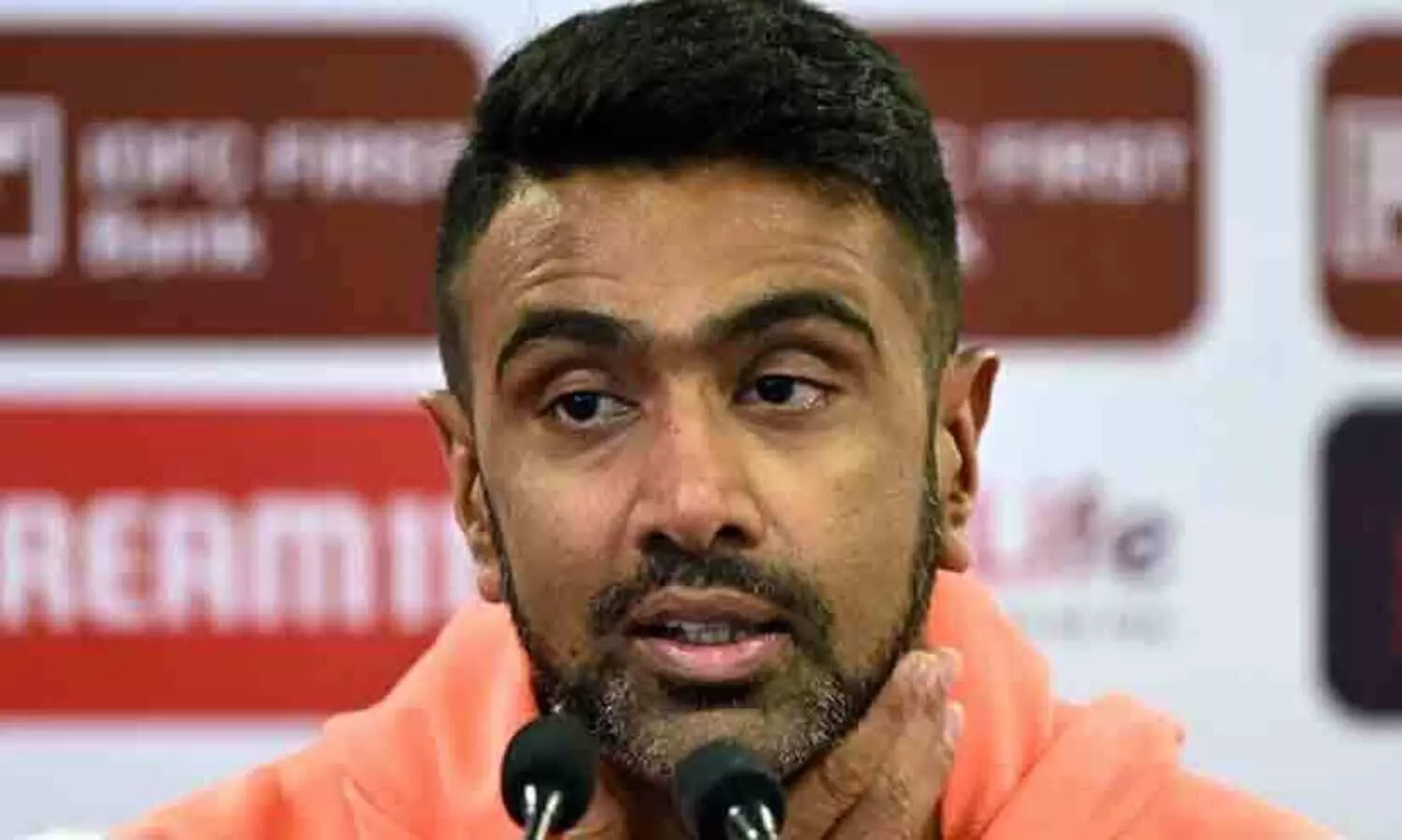 കുറച്ച് വർഷങ്ങളായില്ലേ കളിച്ചിട്ട്, അപ്പോൾ അൺക്യാപ്ഡ് കളിക്കാരൻ ആണല്ലോ; ധോണിയെ അൺക്യാപ്ഡ് ആക്കുന്നതിനെ കുറിച്ച് അശ്വിൻ