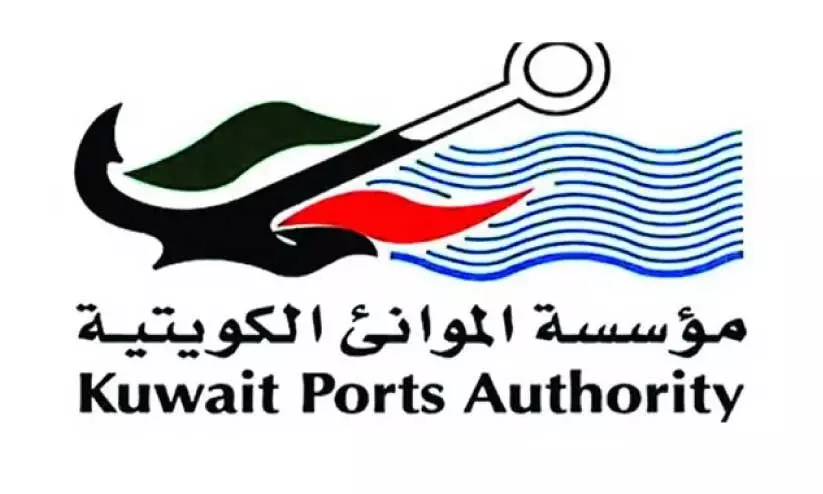 തു​റ​മു​ഖ അ​തോ​റി​റ്റി ജീ​വ​ന​ക്കാ​രു​ടെ സ​ർ​ട്ടി​ഫി​ക്ക​റ്റ് പ​രി​ശോ​ധി​ക്കു​ന്നു