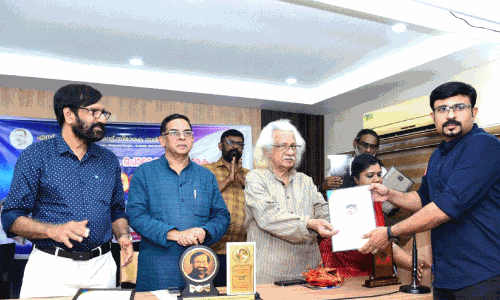 എസ്.കെ. പൊറ്റെക്കാട്ട് പുരസ്കാരം സമ്മാനിച്ചു എസ്.കെ. പൊറ്റെക്കാട്ട് പുരസ്കാരം സമ്മാനിച്ചു