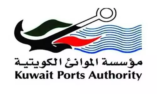 തു​റ​മു​ഖ അ​തോ​റി​റ്റി ജീ​വ​ന​ക്കാ​രു​ടെ സ​ർ​ട്ടി​ഫി​ക്ക​റ്റ് പ​രി​ശോ​ധി​ക്കു​ന്നു