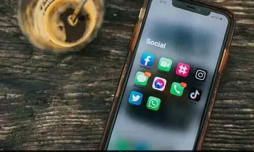 സാമൂഹിക മാധ്യമങ്ങൾക്ക് അടിമയായതോടെ ഉറക്കം നഷ്ടമായി, മാനസികാരോഗ്യം മോശമായി; യൂട്യൂബിനും മെറ്റക്കും ടിക് ടോക്കിനും എതിരെ പരാതി നൽകി കനേഡിയൻ യുവാവ്