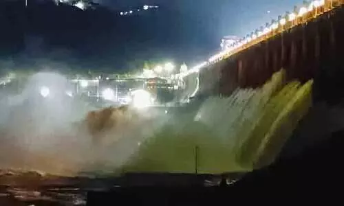 ച​ങ്ങ​ല ത​ക​ർ​ന്ന് ഘോ​രശ​ബ്ദ​ത്തോ​ടെ ഷ​ട്ട​ർ പൊ​ട്ടി വെള്ളം കുതിച്ചൊഴുകി; ‘ര​ണ്ടാം മു​ല്ല​പ്പെ​രി​യാർ’ തും​ഗ​ഭ​ദ്ര അണക്കെട്ട് നന്നാക്കാൻ ഒഴുക്കേണ്ടത് ര​ണ്ടു​ല​ക്ഷം ക്യു​സെ​ക്സ് ജ​ലം!