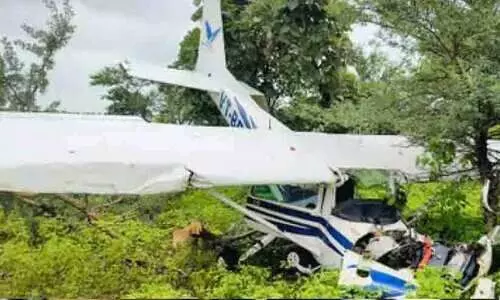 പരിശീലന വിമാനം തകർന്ന് പൈലറ്റുമാർക്ക് പരിക്ക്