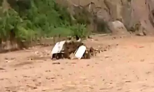 വിവാഹത്തിൽ പങ്കെടുക്കാൻ പോയ കുടുംബം സഞ്ചരിച്ച  വാഹനം ഒഴുക്കിൽപെട്ട് ഒമ്പത് മരണം