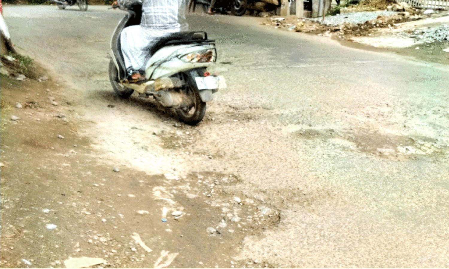 പ​ട്ടി​ക്ക​ര-​ചു​ണ്ണാ​മ്പു​ത്ത​റ റോ​ഡിൽ ദു​രി​ത​യാത്ര