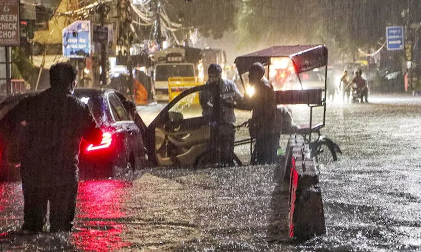 ഡൽഹിയിൽ കനത്ത മഴ: വെള്ളക്കെട്ടിൽ വീണു വിദ്യാർഥി മരിച്ചു ഡൽഹിയിൽ കനത്ത മഴ: വെള്ളക്കെട്ടിൽ വീണു വിദ്യാർഥി മരിച്ചു