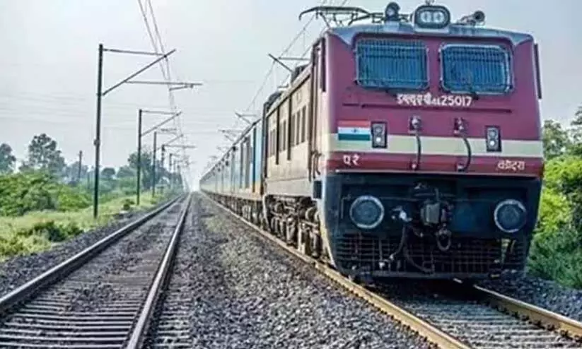 മണ്ണിടിച്ചിൽ; കണ്ണൂർ എക്സ്പ്രസ് വഴിതിരിച്ചുവിട്ടു മണ്ണിടിച്ചിൽ; കണ്ണൂർ എക്സ്പ്രസ് വഴിതിരിച്ചുവിട്ടു