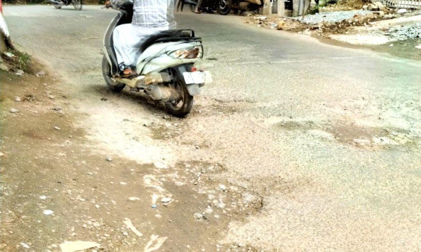 പട്ടിക്കര-ചുണ്ണാമ്പുത്തറ റോഡിൽ ദുരിതയാത്ര പട്ടിക്കര-ചുണ്ണാമ്പുത്തറ റോഡിൽ ദുരിതയാത്ര