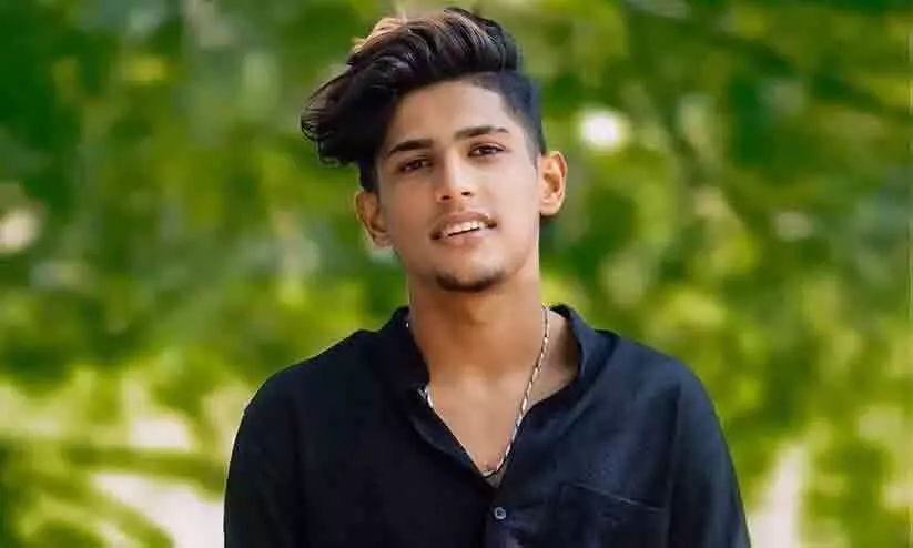 ബൈക്കിൽ നിന്നും തെറിച്ചു വീണ യുവാവിന്റെ മുകളിലൂടെ കെ.എസ്.ആർ.ടി.സി ബസ് കയറിയിറങ്ങി; ദാരുണാന്ത്യം ബൈക്കിൽ നിന്നും തെറിച്ചു വീണ യുവാവിന്റെ മുകളിലൂടെ കെ.എസ്.ആർ.ടി.സി ബസ് കയറിയിറങ്ങി; ദാരുണാന്ത്യം