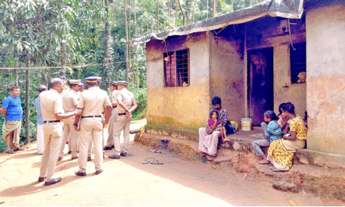 മ​ദ്യ​പാ​നി​ക​ളു​ടെ അ​ഴി​ഞ്ഞാ​ട്ട​ം; പൊ​റു​തി​മു​ട്ടി ആ​ദി​വാ​സി കോ​ള​നി​ക​ൾ