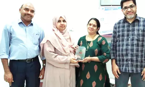 ഉ​പ​ഹാ​രം  കൈ​മാ​റു​ന്നു