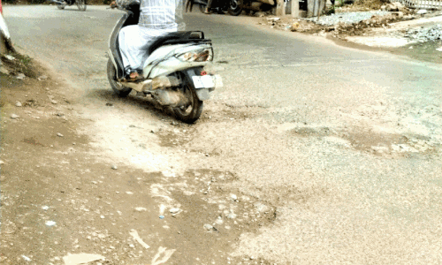 പ​ട്ടി​ക്ക​ര-​ചു​ണ്ണാ​മ്പു​ത്ത​റ റോ​ഡിൽ ദു​രി​ത​യാത്ര