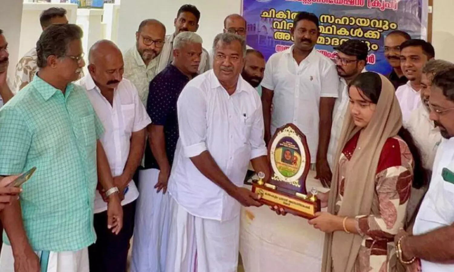 ഉ​പ​ഹാ​രം കൈ​മാ​റു​ന്നു