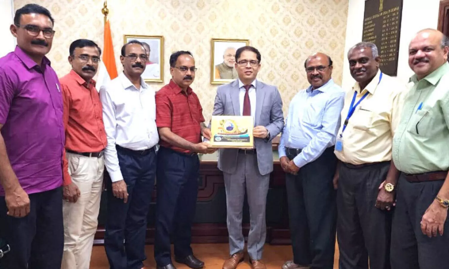 ഉ​പ​ഹാ​രം കൈ​മാ​റു​ന്നു