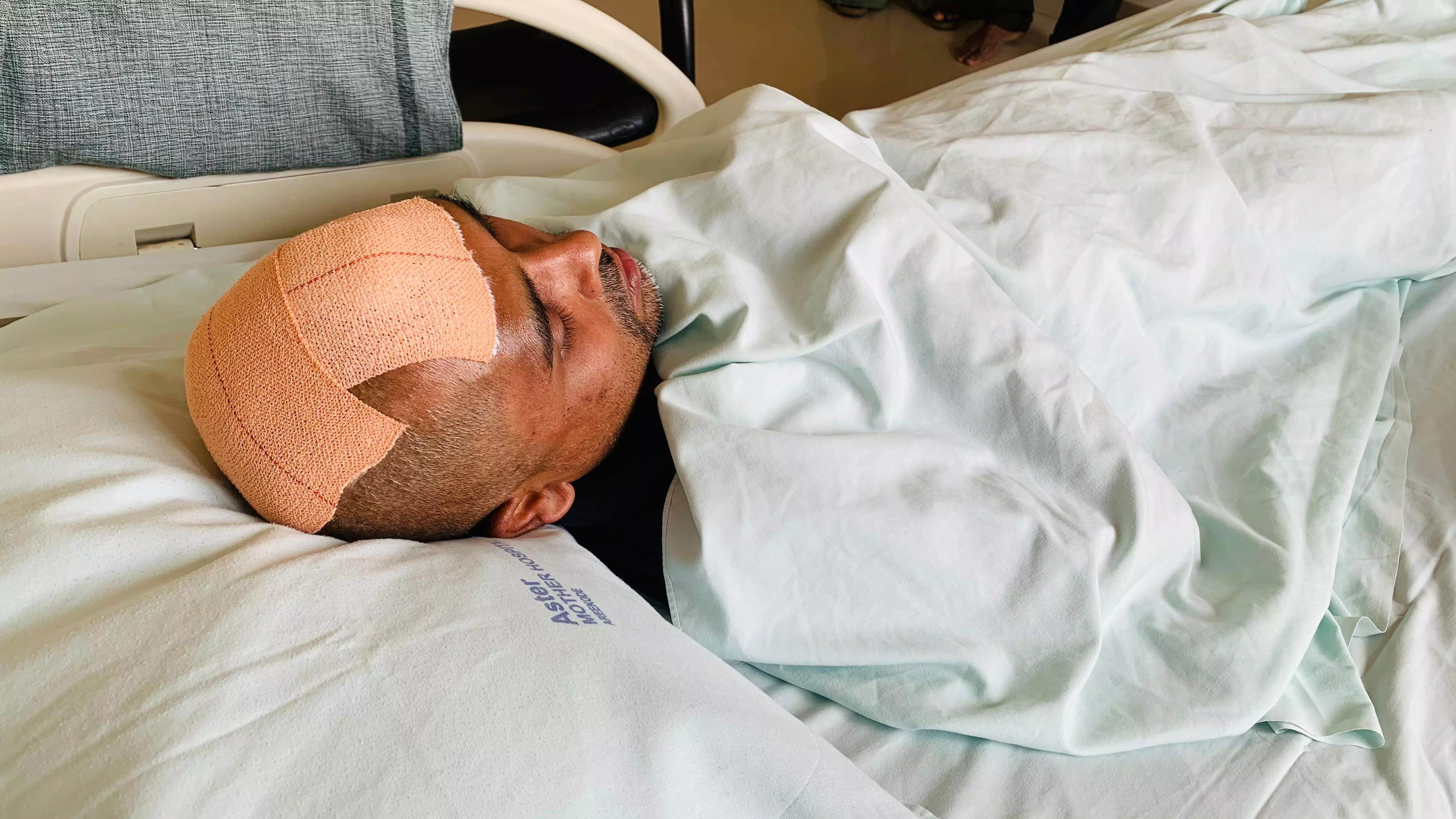 സാദാചാര ഗുണ്ടാ ആക്രമണം; കോഴിക്കോട്ട് യുവാവിന് ഗുരുതര പരിക്ക് സാദാചാര ഗുണ്ടാ ആക്രമണം; കോഴിക്കോട്ട് യുവാവിന് ഗുരുതര പരിക്ക്