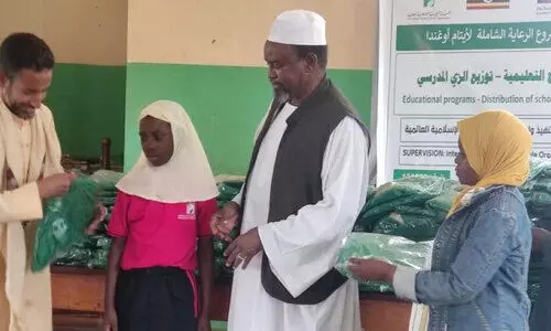 യൂ​നി​ഫോം വി​ത​ര​ണം ചെ​യ്യു​ന്നു