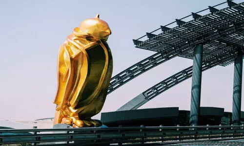 ഫാ​ൽ​ക​ൺ ശി​ൽ​പം