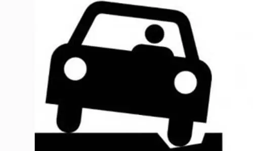 അ​റ്റ​കുറ്റപ്പ​ണി​യി​ല്ല; മ​ണ്ണം​പേ​ട്ട​യി​ലെ റോ​ഡു​ക​ളി​ൽ ദു​രി​ത​യാ​ത്ര