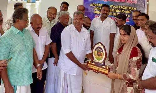 ഉ​പ​ഹാ​രം കൈ​മാ​റു​ന്നു