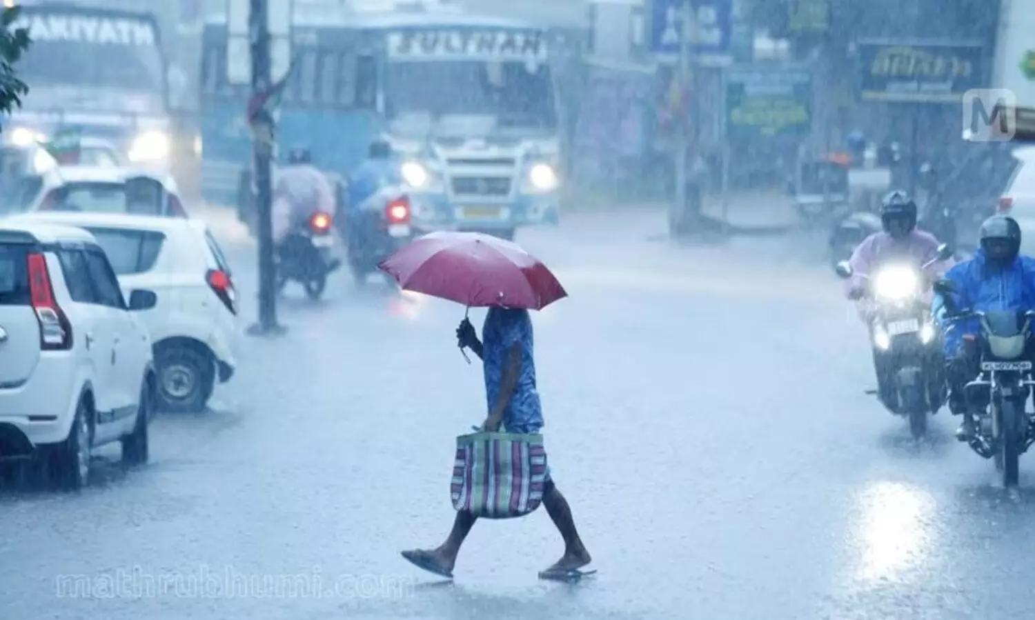 ഇന്ന് മൂന്ന് ജില്ലകളിലും നാളെ രണ്ട് ജില്ലകളിലും അതിശക്തമായ മഴക്ക് സാധ്യത