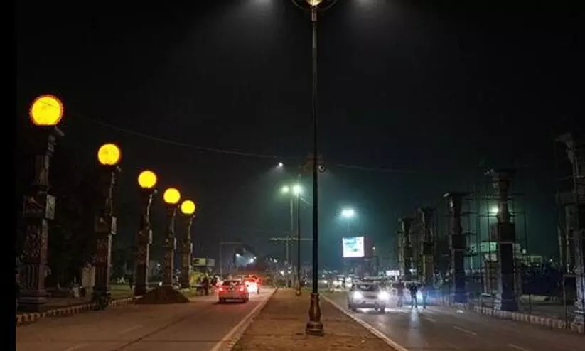 അയോധ്യ ക്ഷേത്ര വഴികളിലെ 3800 ലൈറ്റുകൾ മോഷ്ടിക്കപ്പെട്ടെന്ന് കരാറുകാരൻ; 50 ലക്ഷത്തിന്റെ നഷ്ടം
