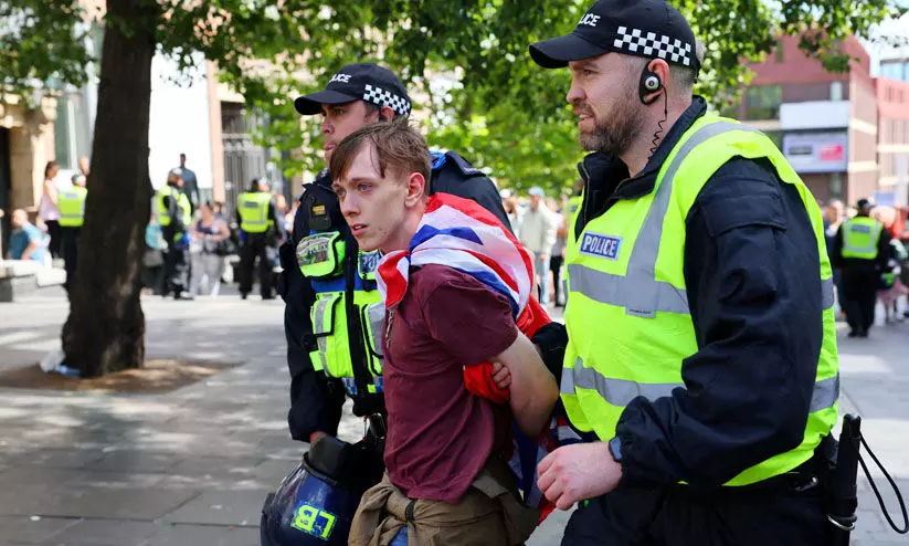 കലാപം: യു.കെ പോലീസ് 1000 പേരെ അറസ്റ്റ് ചെയ്തു
