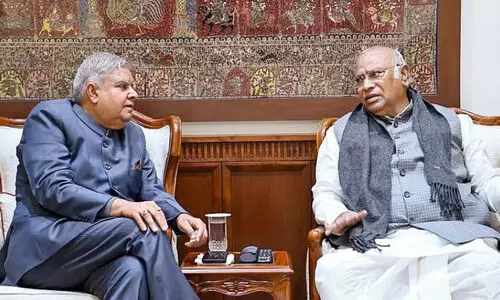 ജ​ഗ്ദീ​പ് ധ​ൻ​ഖ​റും മ​ല്ലി​കാ​ർ​ജു​ൻ ഖാ​ർ​ഗെയും