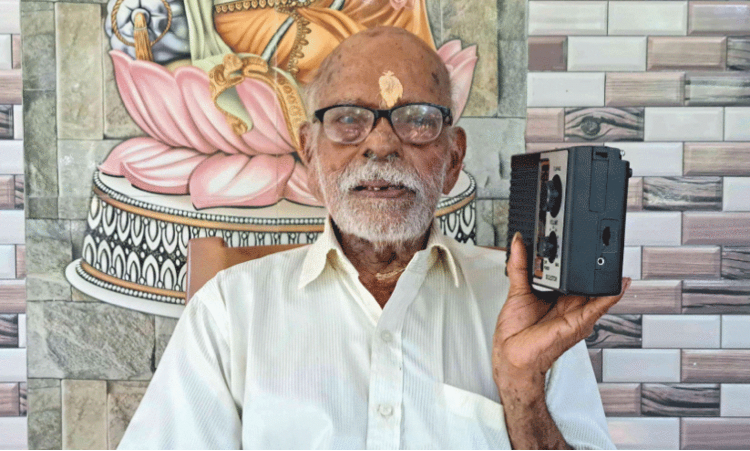 ഇംഗ്ലീഷുകാരെ നാടുകടത്തിയ സന്തോഷത്തിലാണ് ഈ നൂറ്റൊന്നുകാരൻ