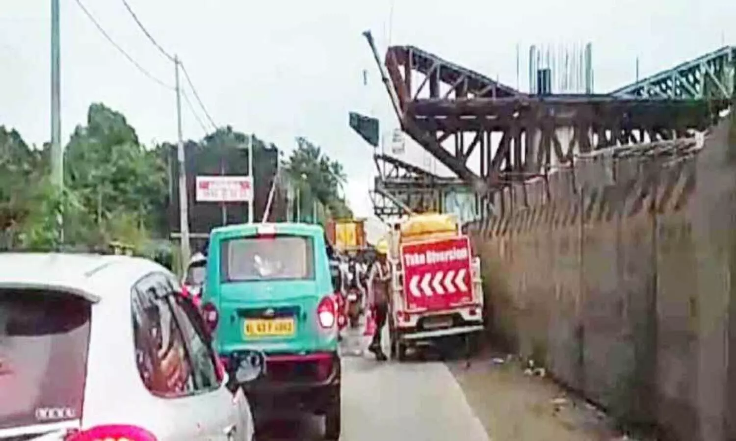 ഉയരപ്പാത നിർമാണ സാമഗ്രികള്‍ സുരക്ഷയില്ലാതെ തലക്ക് മുകളില്‍