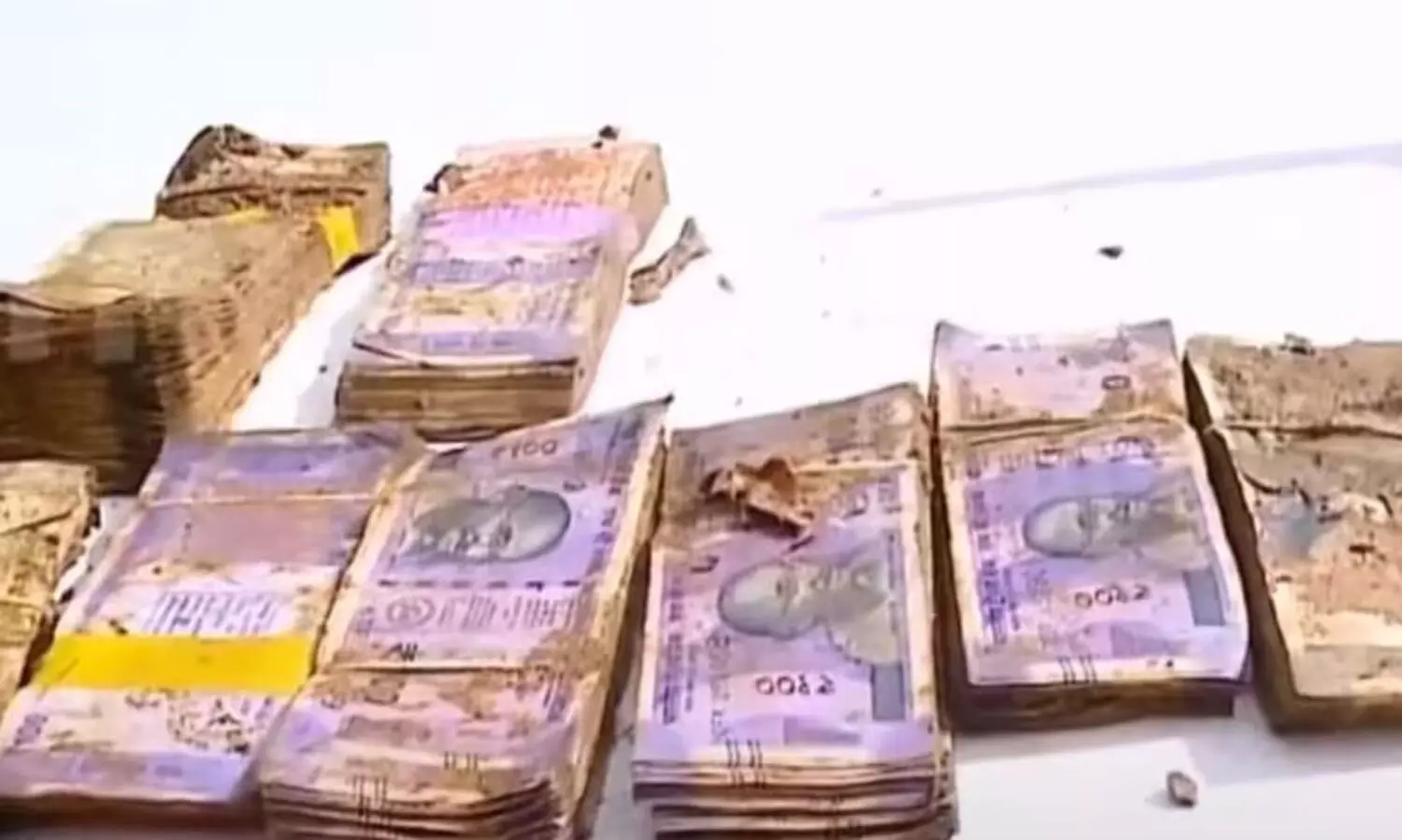 വയനാട് ദുരന്തഭൂമിയിൽ പ്ലാസ്റ്റിക് കവറിൽ പൊതിഞ്ഞ നിലയിൽ നാലു ലക്ഷം; കണ്ടെടുത്തത് അഗ്നിശമന സേന