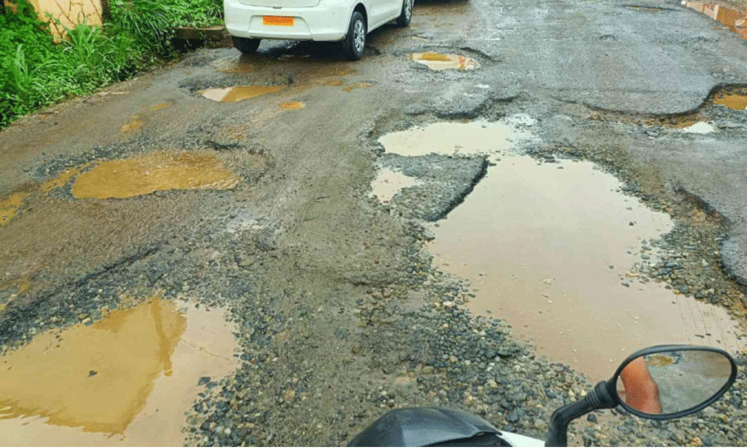 കൊട്ടാരക്കരയിലെ പ്രധാന റോഡുകളെല്ലാം തകർന്നു