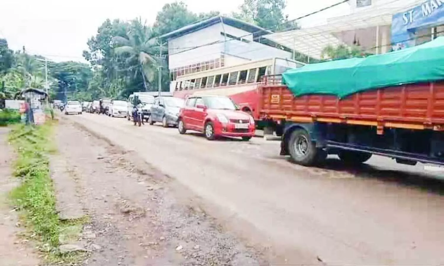 ഭാരവാഹനങ്ങൾ താഴുന്നത്​ തുടർക്കഥ; ഗതാഗതക്കുരുക്കിൽ വലഞ്ഞ്​ ജനം