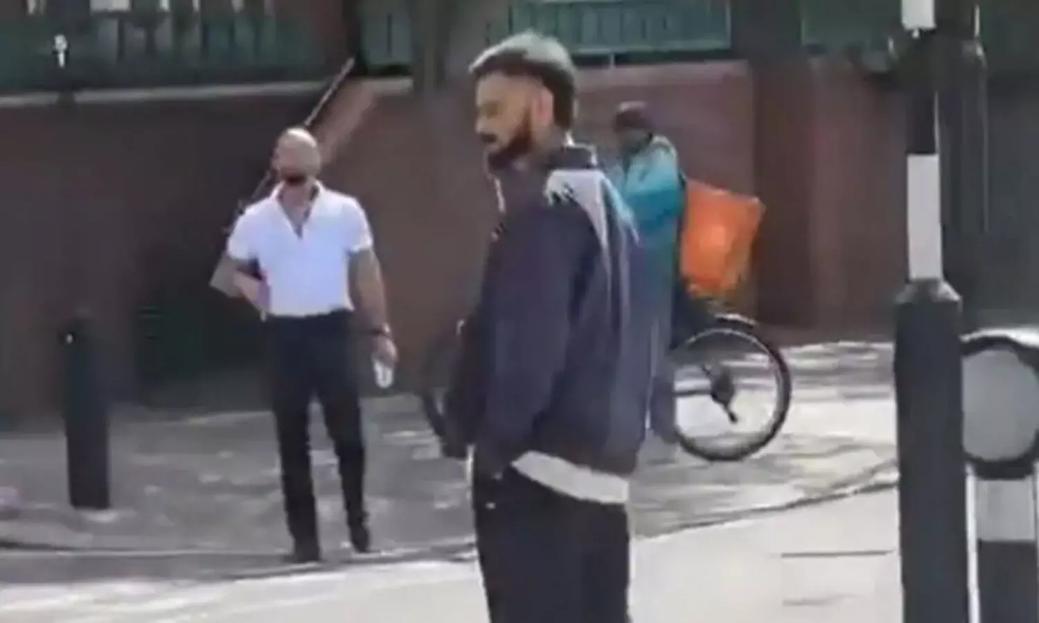 ലണ്ടൻ തെരുവിലൂടെ ഏകനായി കോഹ്ലി; റോഡ് മുറിച്ചുകടക്കുന്ന വിഡിയോ വൈറൽ