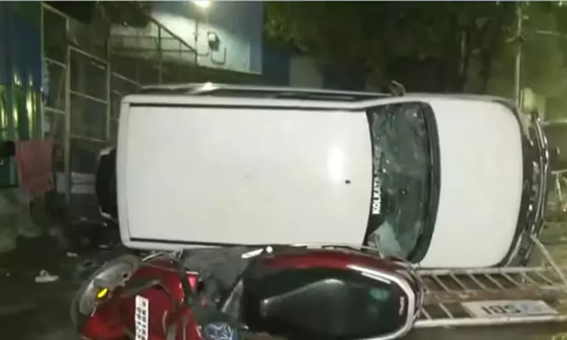 വനിത ഡോക്ടറെ ബലാത്സംഗം ചെയ്ത് കൊലപ്പെടുത്തിയ സംഭവം; ആശുപത്രി അടിച്ചു തകർത്തു വനിത ഡോക്ടറെ ബലാത്സംഗം ചെയ്ത് കൊലപ്പെടുത്തിയ സംഭവം; ആശുപത്രി അടിച്ചു തകർത്തു