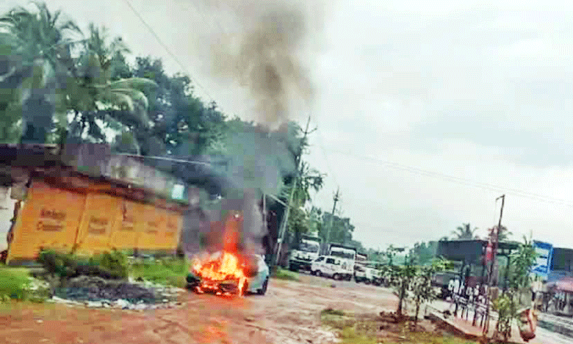 സംസ്ഥാന പാതയില് ഓടിക്കൊണ്ടിരുന്ന കാറിന് തീപിടിച്ചു സംസ്ഥാന പാതയില് ഓടിക്കൊണ്ടിരുന്ന കാറിന് തീപിടിച്ചു