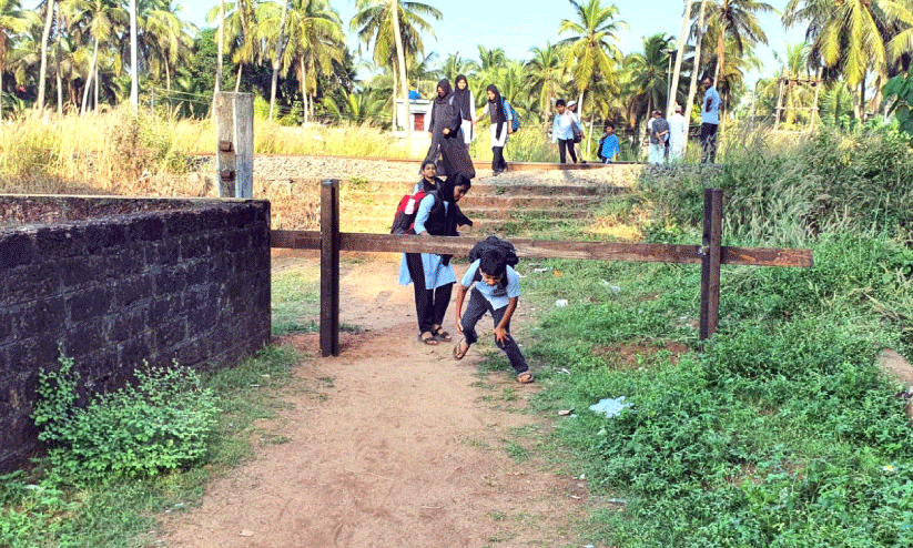 പരാതി മനുഷ്യാവകാശ കമീഷൻ തീർപ്പാക്കി; സഞ്ചാര സ്വാതന്ത്ര്യം ഉറപ്പാക്കണം പരാതി മനുഷ്യാവകാശ കമീഷൻ തീർപ്പാക്കി; സഞ്ചാര സ്വാതന്ത്ര്യം ഉറപ്പാക്കണം